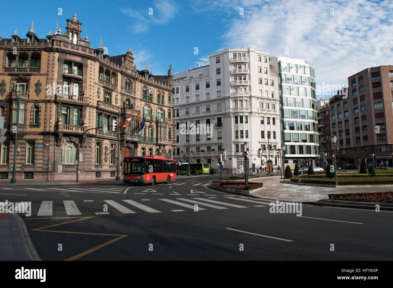 Paese basco: lo skyline di Bilbao, vista dei palazzi ed edifici della città nuova Foto Stock