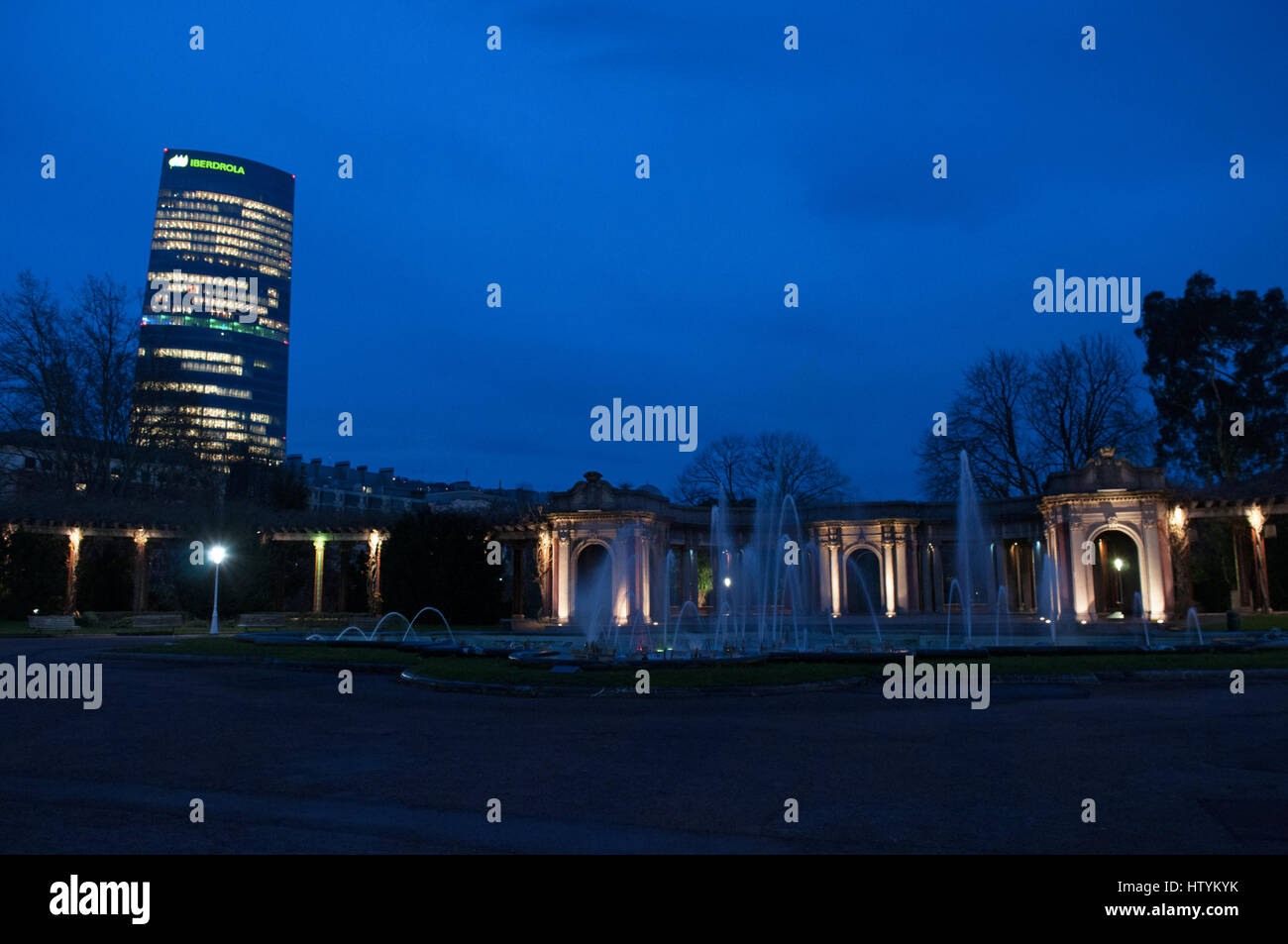 Bilbao: la Torre Iberdrola, sede della società elettrica progettata da Cesar Pelli, il più alto edificio nel Paese basco, visto durante la notte Foto Stock