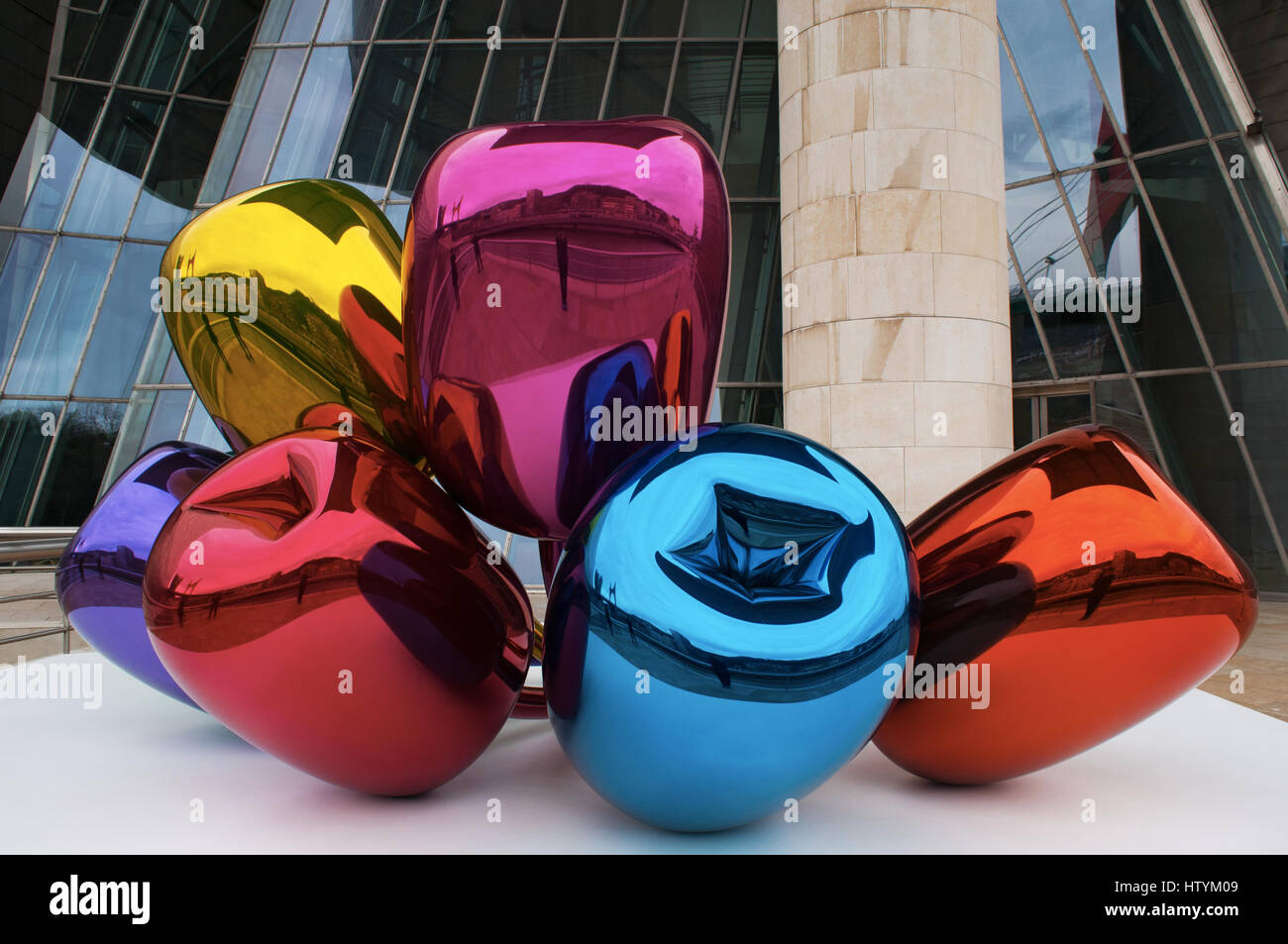 I tulipani, un bouquet di palloncino multicolore fiori scultura realizzata  dall'artista Jeff Koons, situato all'esterno del Museo Guggenheim Bilbao  Foto stock - Alamy