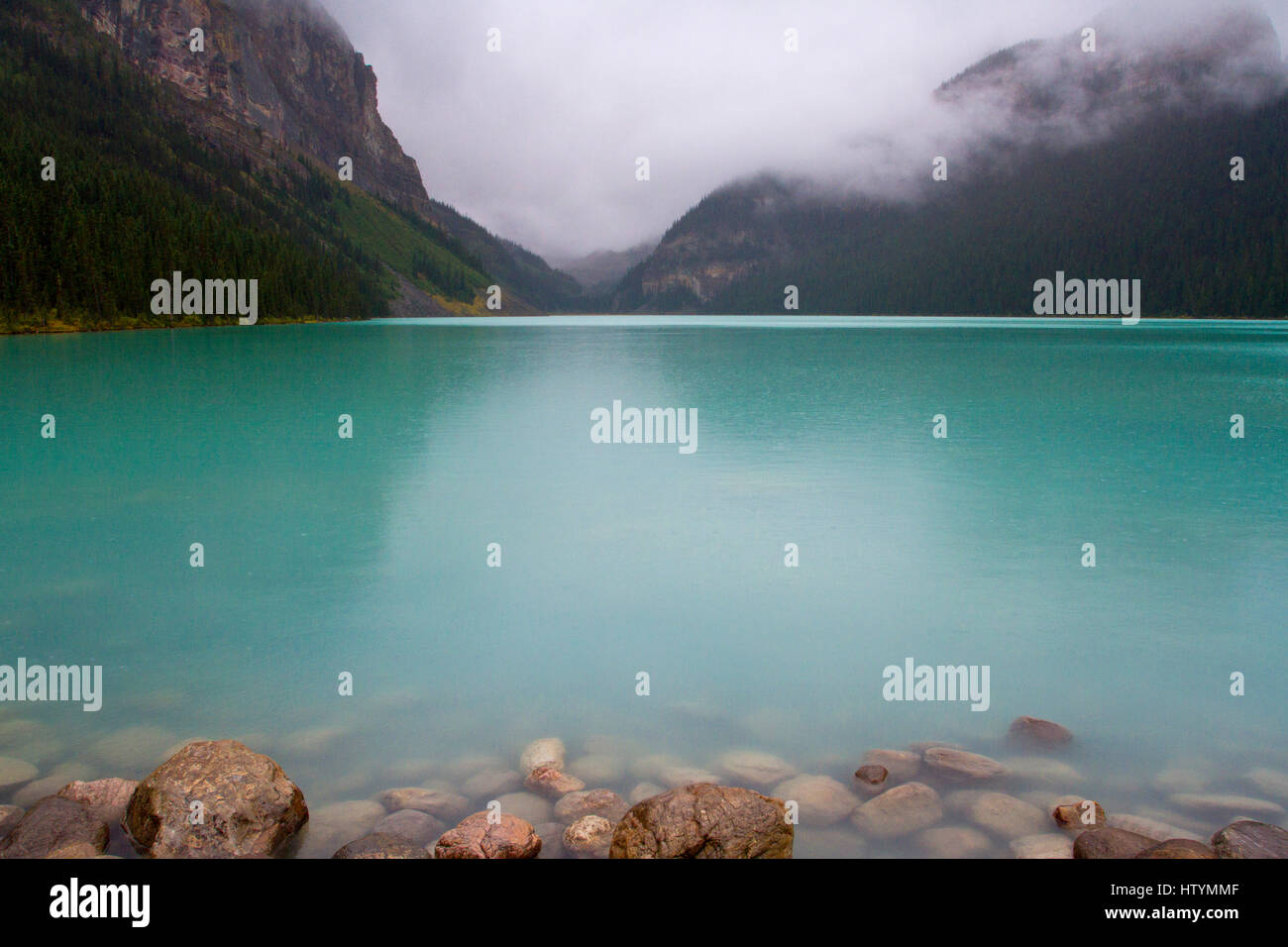 Vista panoramica del Lago Louise, il Parco Nazionale di Banff, Alberta, Canada sotto la pioggia. Foto Stock