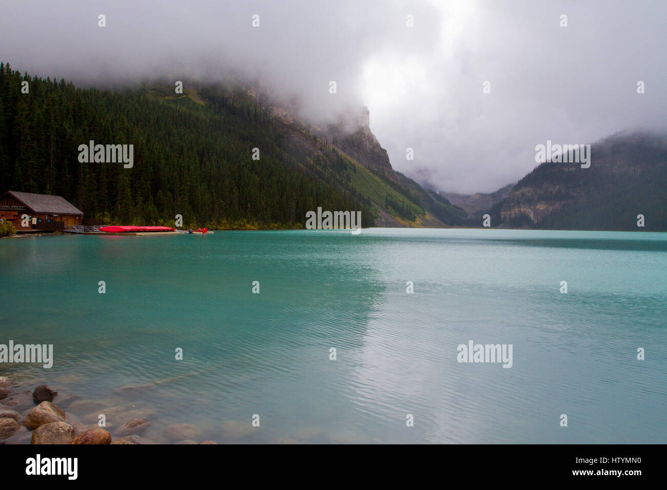 Vista panoramica del Lago Louise, il Parco Nazionale di Banff, Alberta, Canada sotto la pioggia. Foto Stock