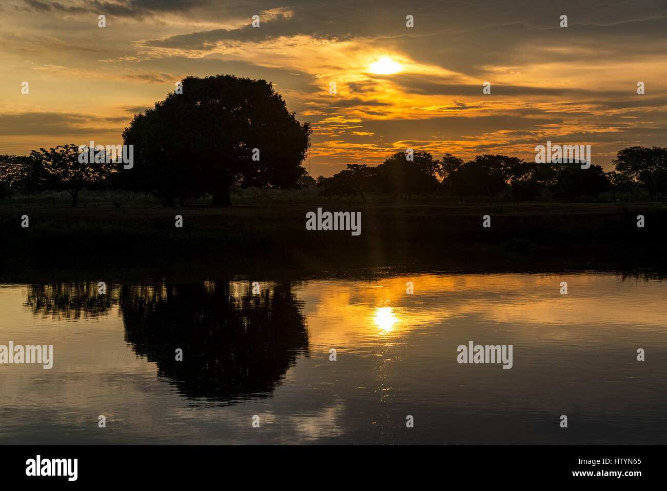 Drammatico tramonto sul fiume Magdalena in Mompox, Colombia Foto Stock