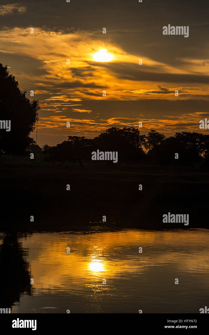 Vista verticale di un drammatico tramonto sul fiume Magdalena in Mompox, Colombia Foto Stock