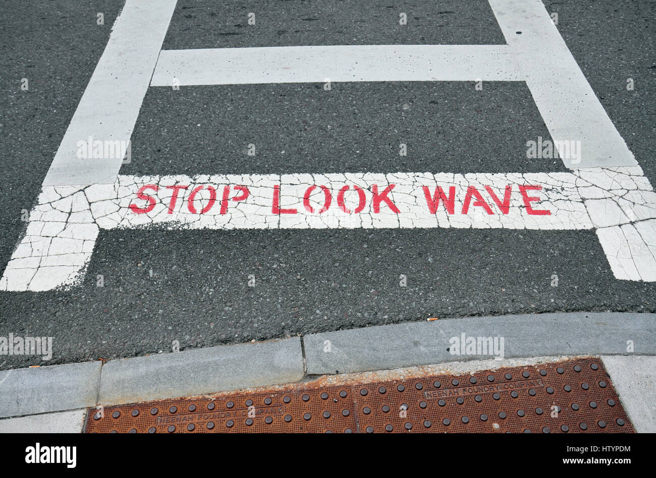 'Stop Look onda' avviso di sicurezza scritta su un attraversamento pedonale in Williamstown, Berkshire County, Massachusetts, Stati Uniti. Foto Stock