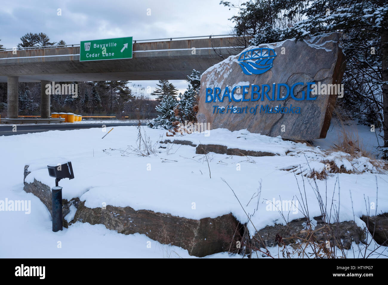 Il benvenuto a Bracebridge segno lungo l'autostrada 11 durante l'inverno nella neve in Bracebridge, Muskoka, Ontario, Canada. Foto Stock