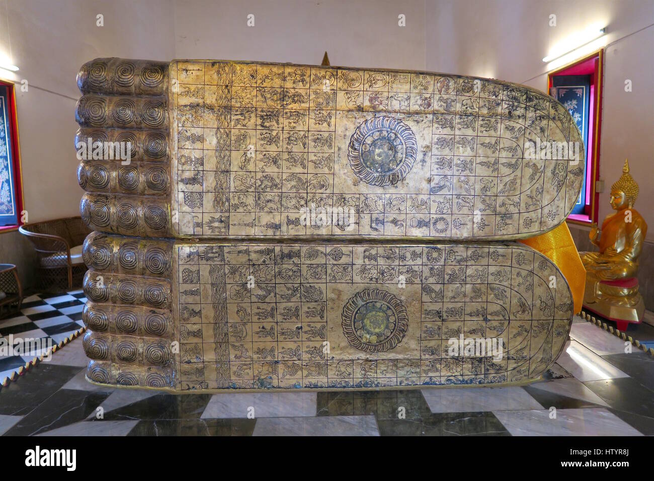 La bellissima piedi del Buddha d'oro Foto Stock