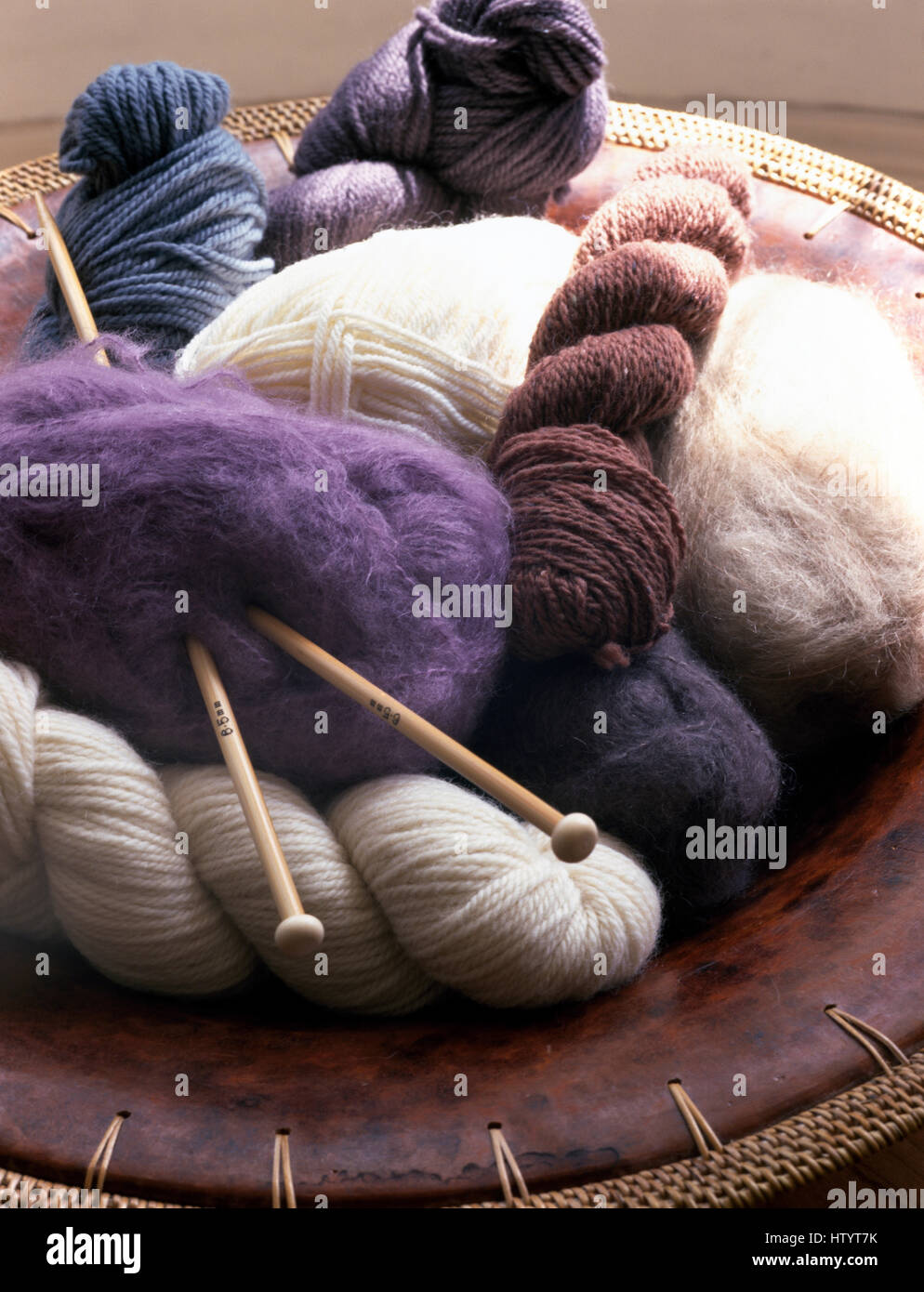Close-up di matasse di lana e aghi di tessitura Foto Stock