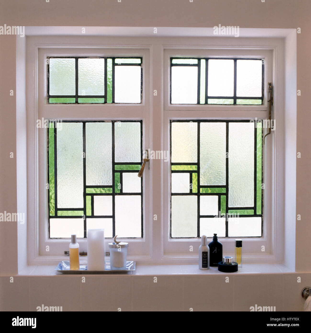 Close-up di una finestra del bagno con una verde colorate in dettaglio Foto Stock