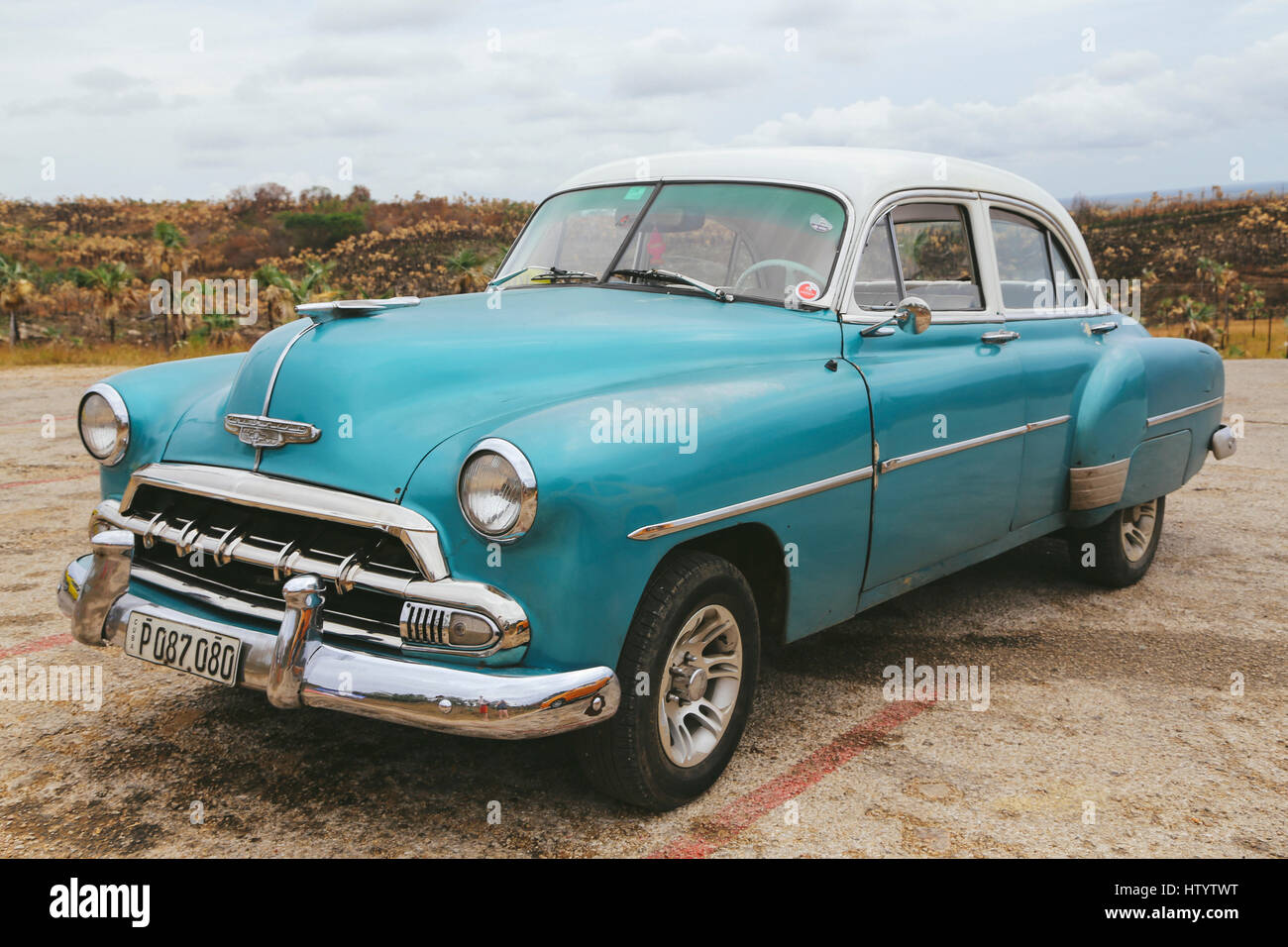 Un vecchio blu Chevrolet taxi in un parcheggio alla periferia della città di Trinidad, Cuba Foto Stock