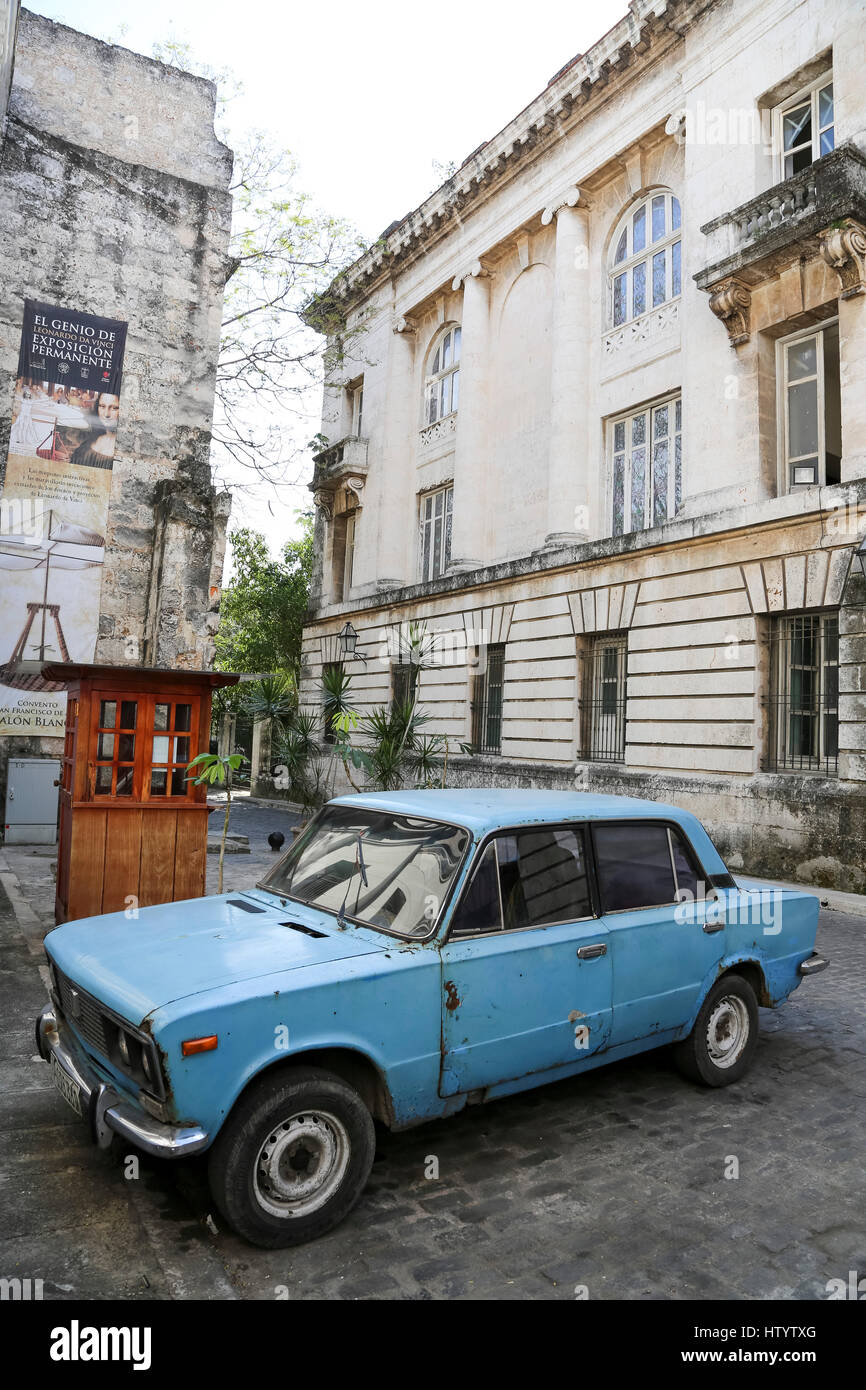 Un vecchio blu Lada Automobile visto in Havana, Cuba Foto Stock