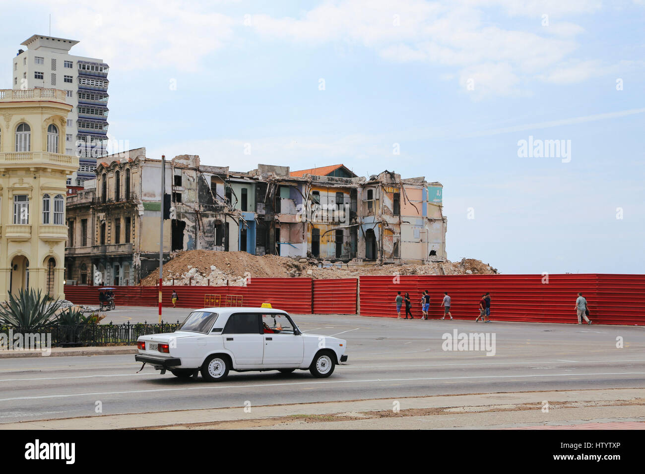 Un vecchio white Lada Automobile su una strada di fronte ad un edificio abbandonato a l'Avana, Cuba Foto Stock