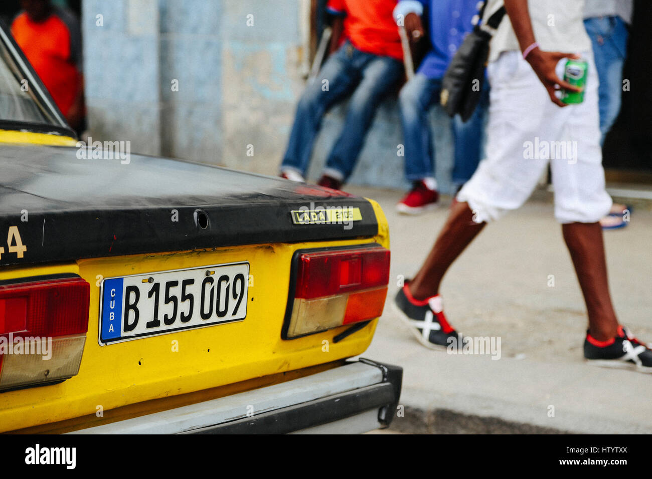 Il retro di un ufficiale Lada giallo taxi a l'Avana, Cuba Foto Stock