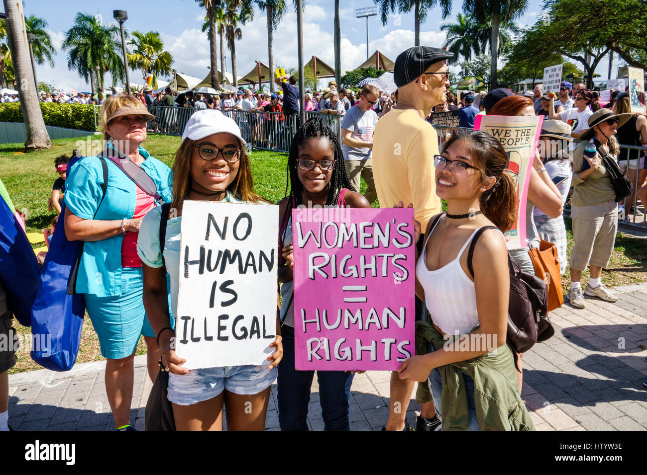 Miami Florida,Downtown,Bayfront Park,Women's March,political protest,march,Human rights,advocacy,sign,Black Asian,students pupil girl girls,f Foto Stock