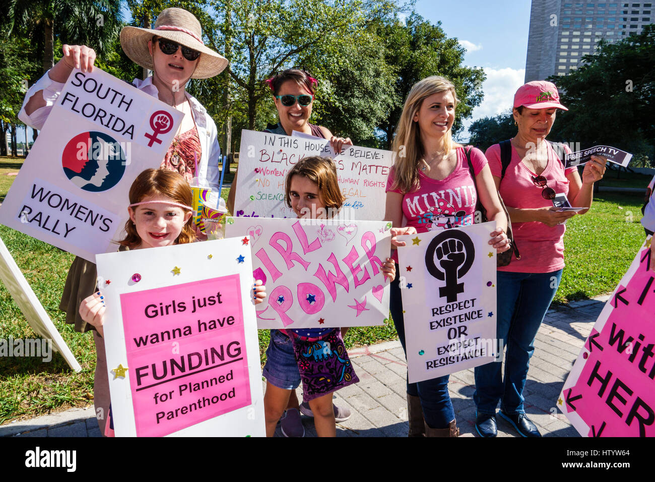 Miami Florida,Downtown,Bayfront Park,marcia delle donne,protesta politica,marzo,diritti umani,advocacy,segno,donna donne,ragazza ragazze,bambini bambini chi Foto Stock
