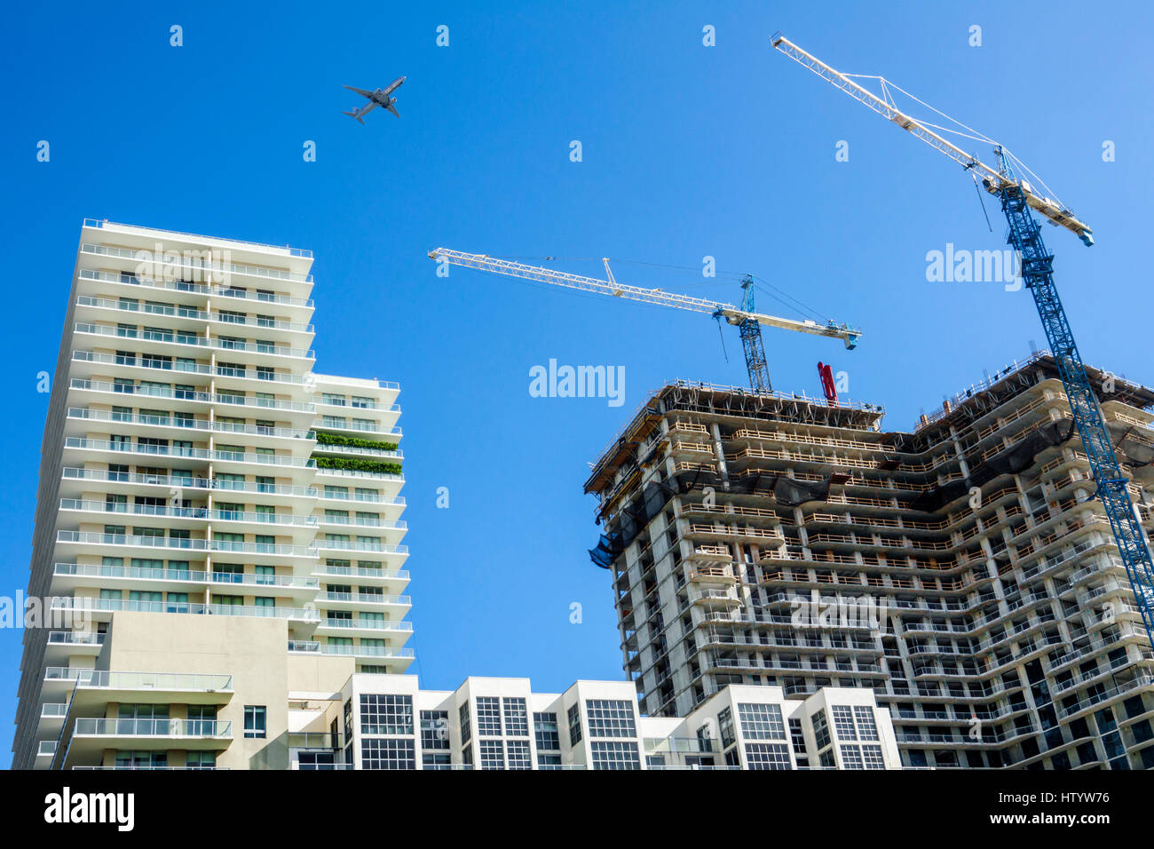 Miami Florida,Wynwood,edificio residenziale,alto-edificio,in costruzione,gru,appartamenti,condominio appartamenti condominio edificio Foto Stock