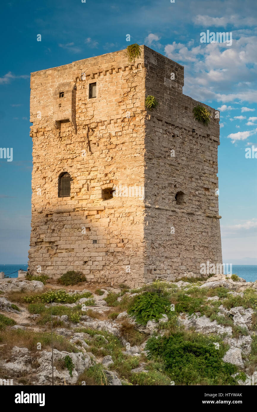 Torre di avvistamento costiero in Marina Serra, Tricase, Lecce, Puglia, Italia. Foto Stock