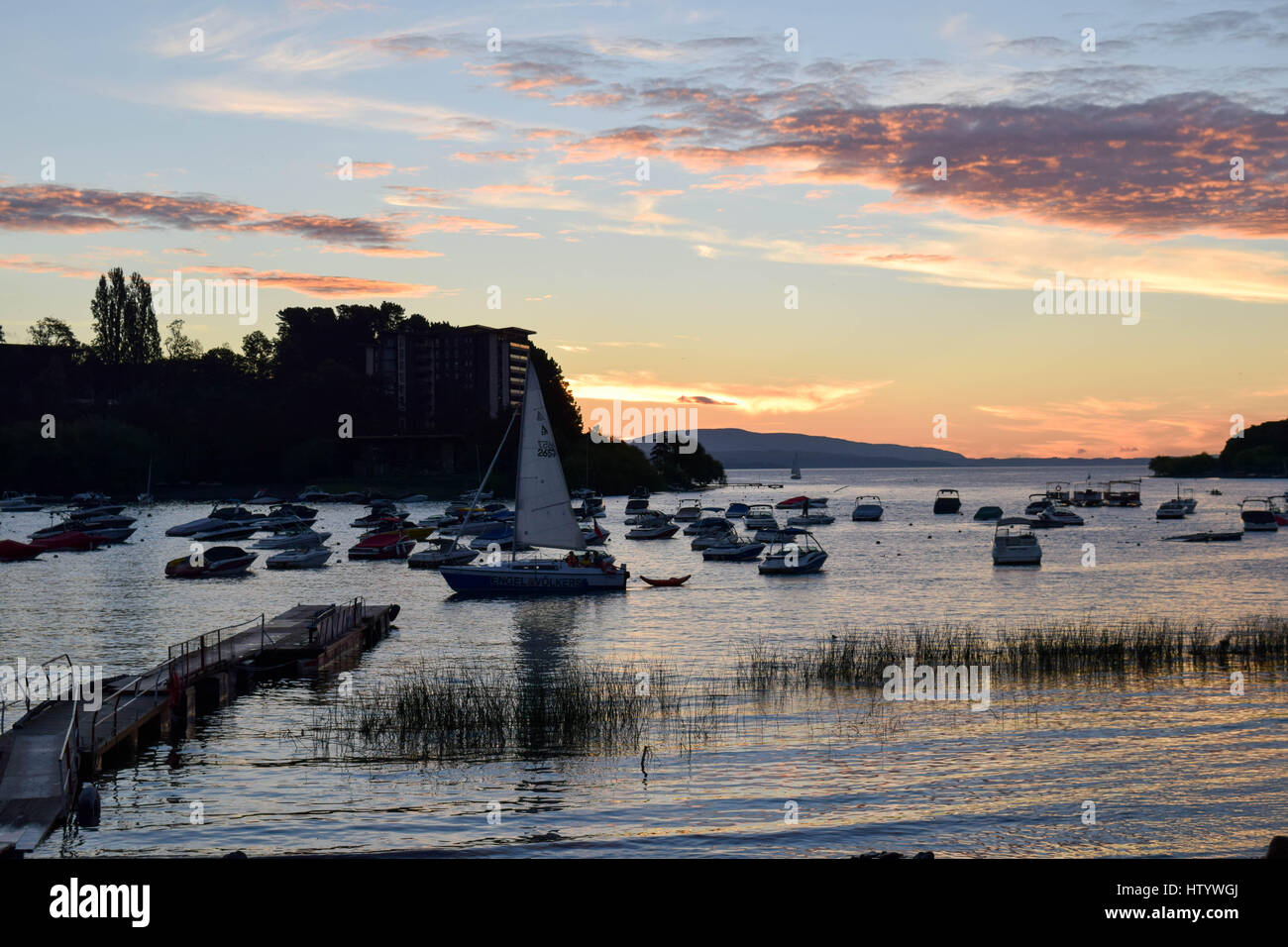 Vista sul porto di Púcon durante la sera. Foto Stock