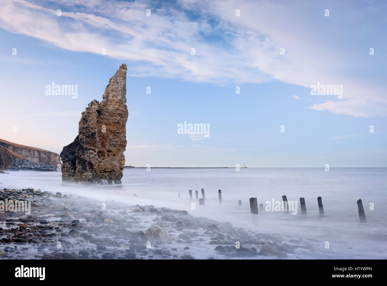 Stack di mare sulla spiaggia di Chimica vicino a Seaham porto nella Contea di Durham parte del patrimonio di Durham coast Foto Stock