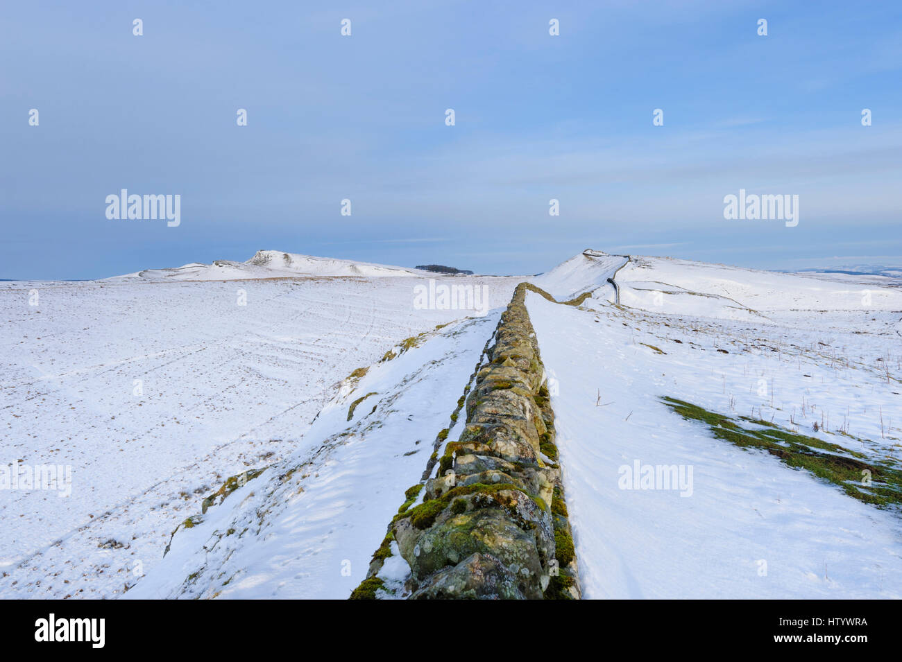 Il Vallo di Adriano Northumberland in coperta di neve paesaggio invernale è vista guardando ad est verso Sewingshields Foto Stock