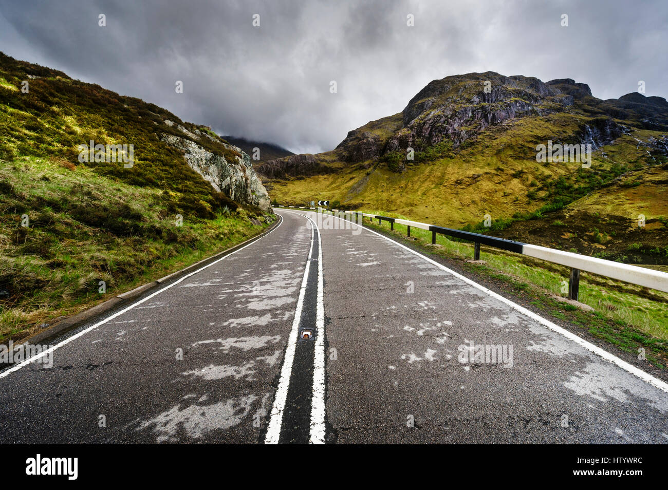 Una curva cieca con nessun sorpasso linee sulla A82 strada attraverso Glen Coe nelle Highlands della Scozia Foto Stock