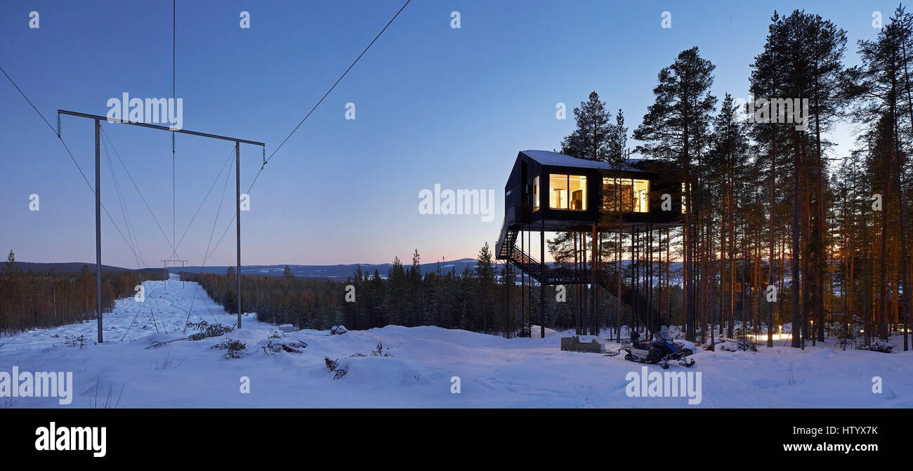 Panorama di sera. Treehotel, Harads, Svezia. Architetto: vari, 2016. Foto Stock