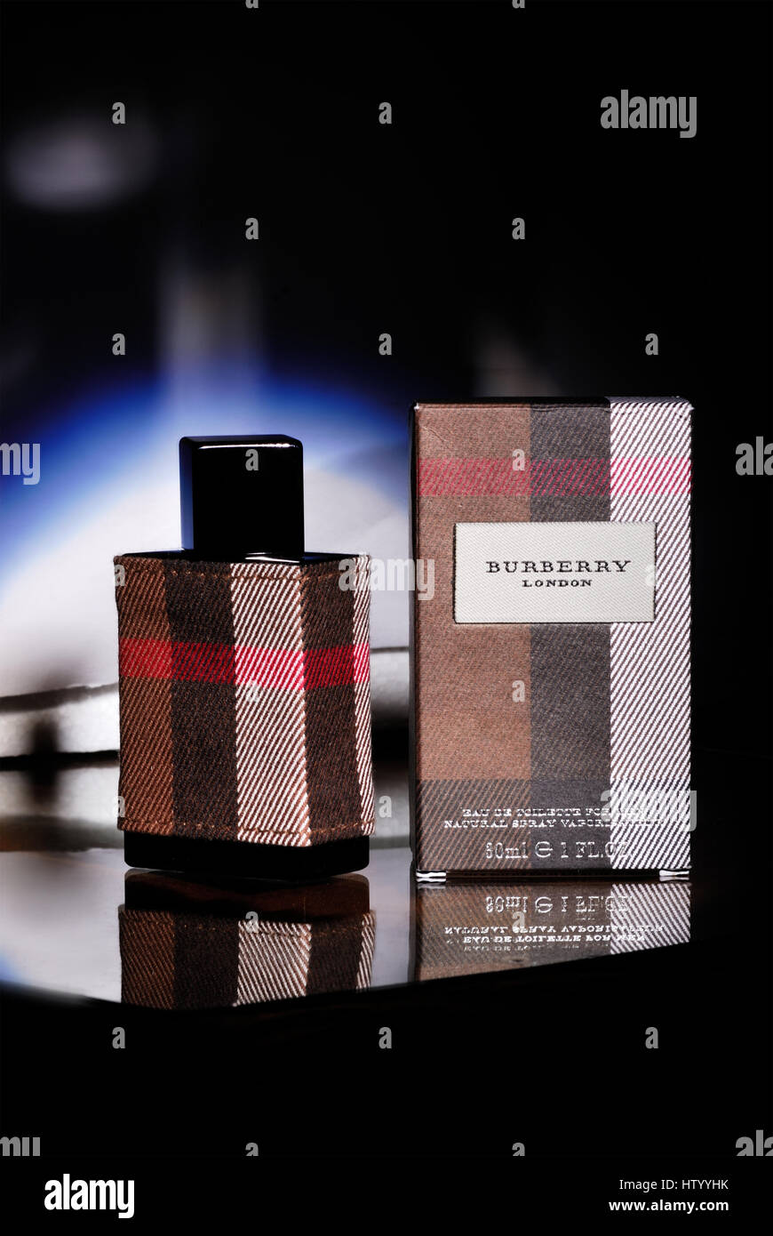 Fragranza Burberry perfum box spirito classico, profumo prodotto odore scatola profumo da uomo, perfum Burberry, bottiglia, fragranza, classico, fiducia stile di vita Foto Stock