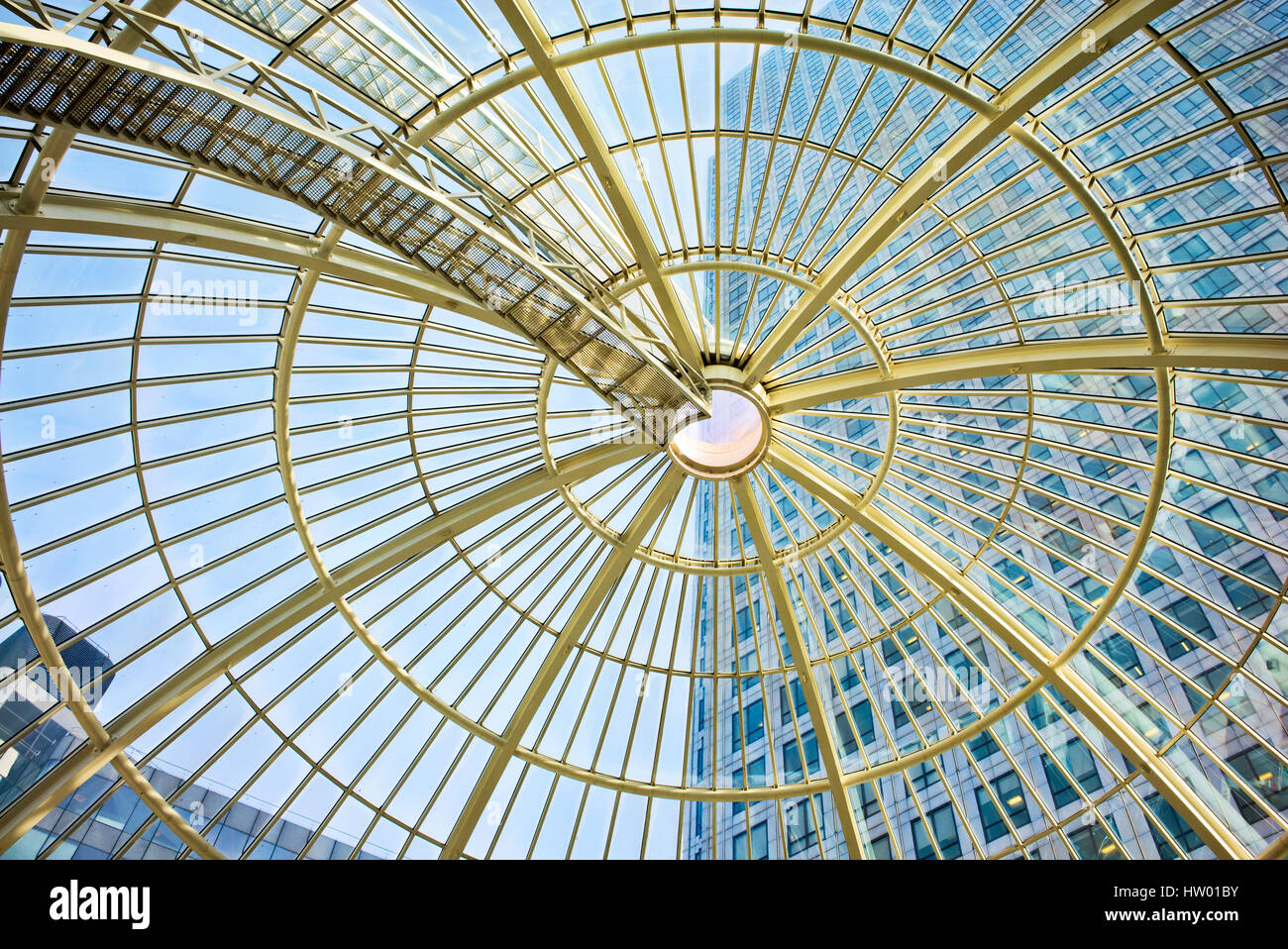 Guardando in alto attraverso la cupola di vetro all'interno del Canary  Wharf Centro Shopping a One Canada Square, Canary Wharf, Londra,  Inghilterra Foto stock - Alamy