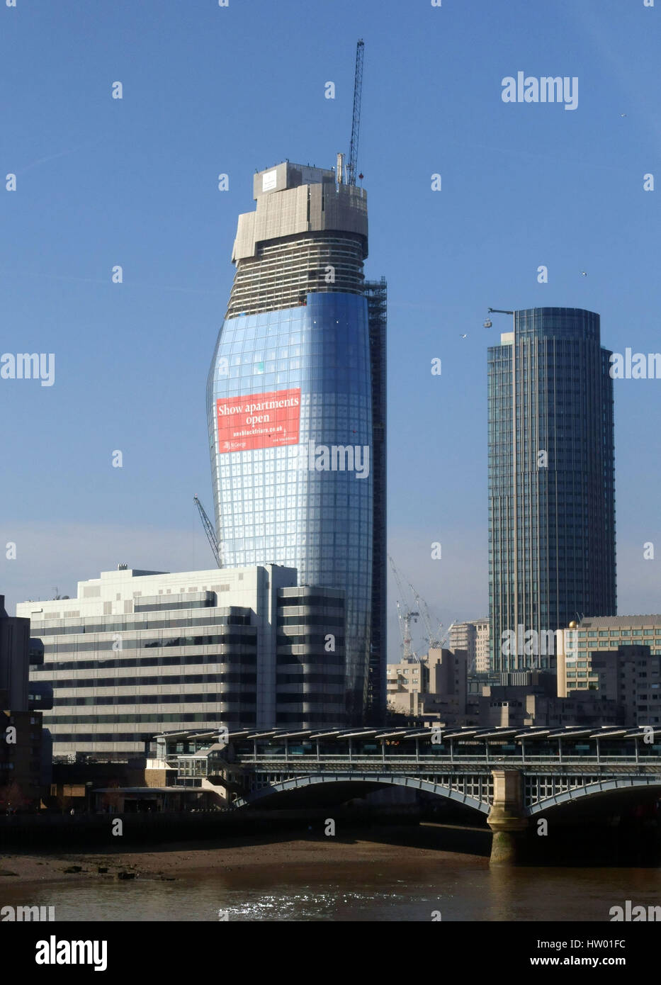 Uno Blackfriars alto edificio (L) si avvicina al completamento, Londra Foto Stock