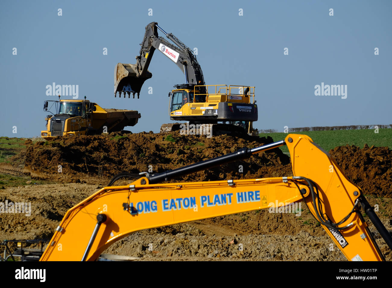 Pesanti macchinari utilizzati per la preparazione di terreni per la costruzione di casa, Grantham Lincolnshire, Inghilterra, Regno Unito. Foto Stock