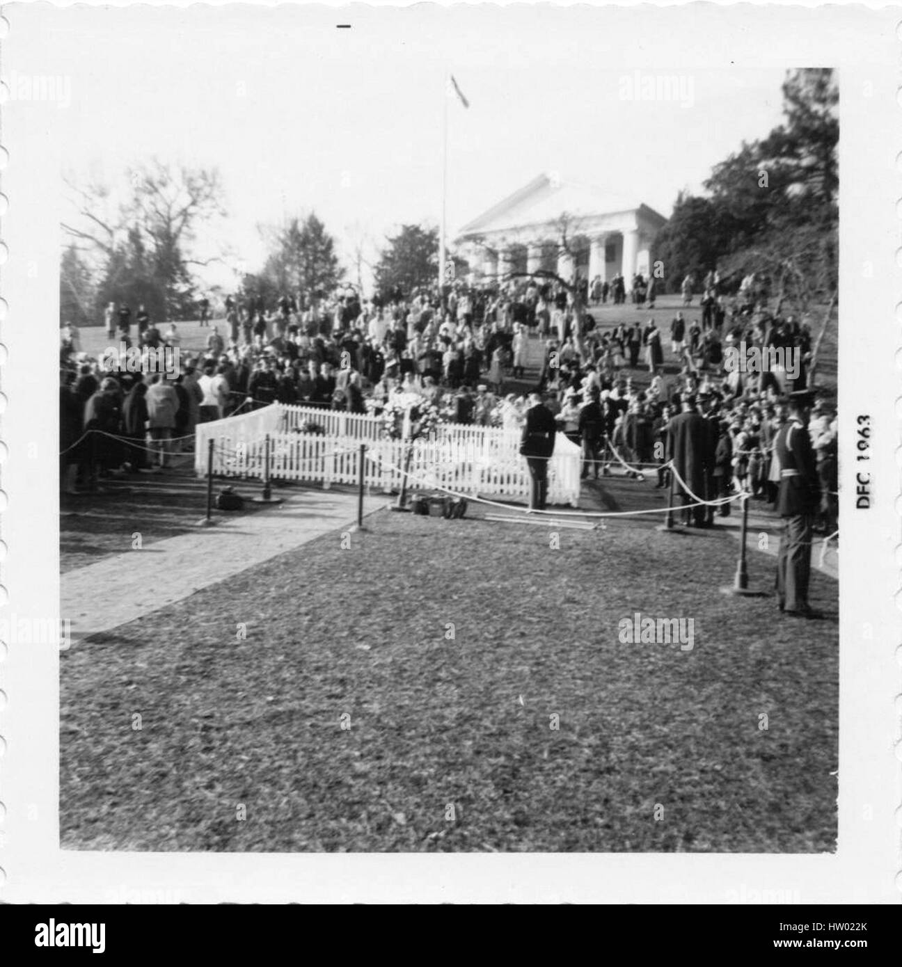 La gente si riunisce presso la tomba di assassinato il Presidente degli Stati Uniti John F Kennedy poco dopo la sua morte, presso il Cimitero Nazionale di Arlington, Arlington, Virginia, dicembre, 1963. Foto Stock