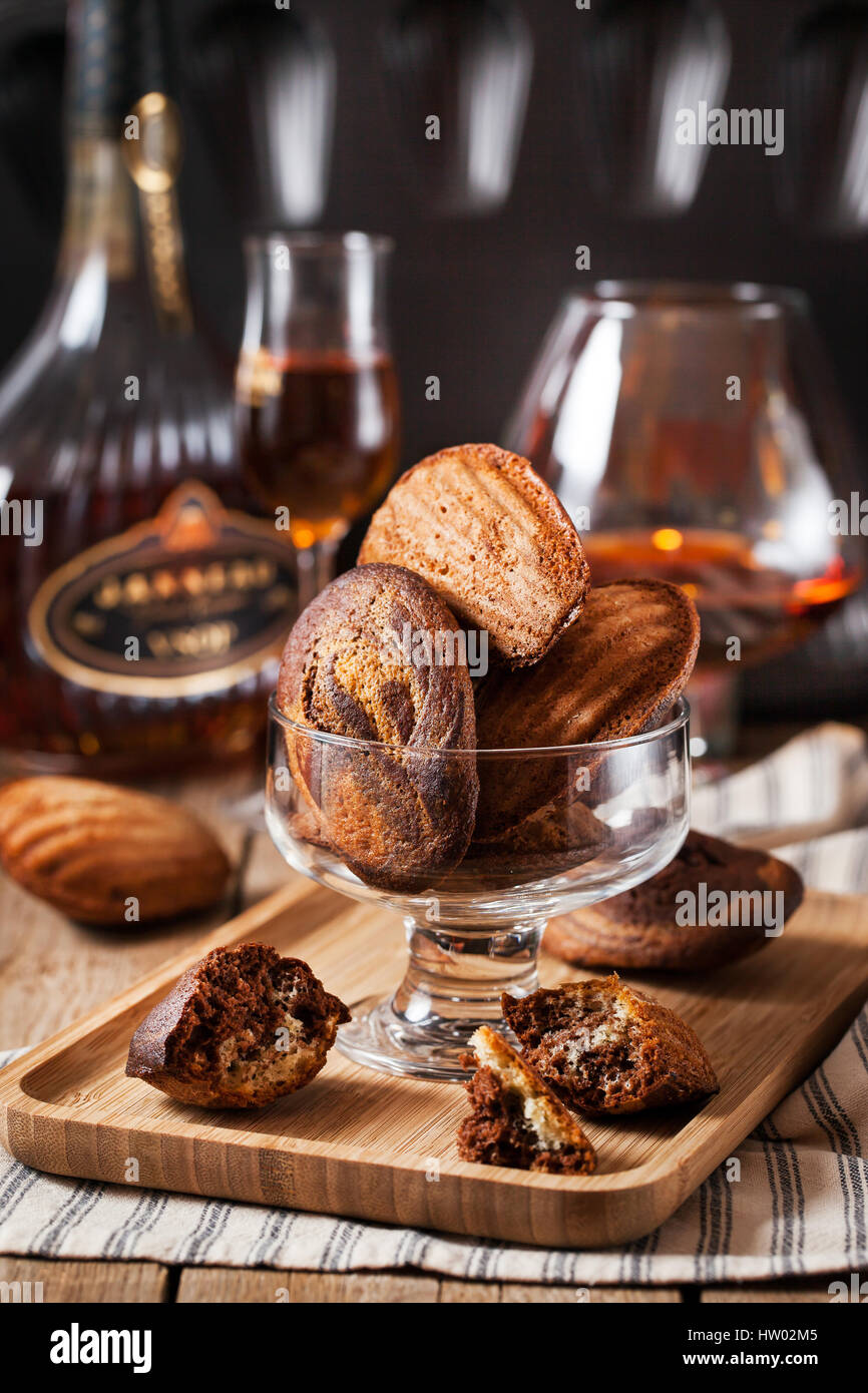 In casa in marmo bianco e nero madeleines cookie Foto Stock