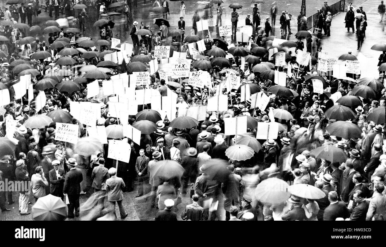 Banca di Stati Uniti. New York la folla si radunano sotto la pioggia dopo la banca è fallito nel dicembre 1930 Foto Stock