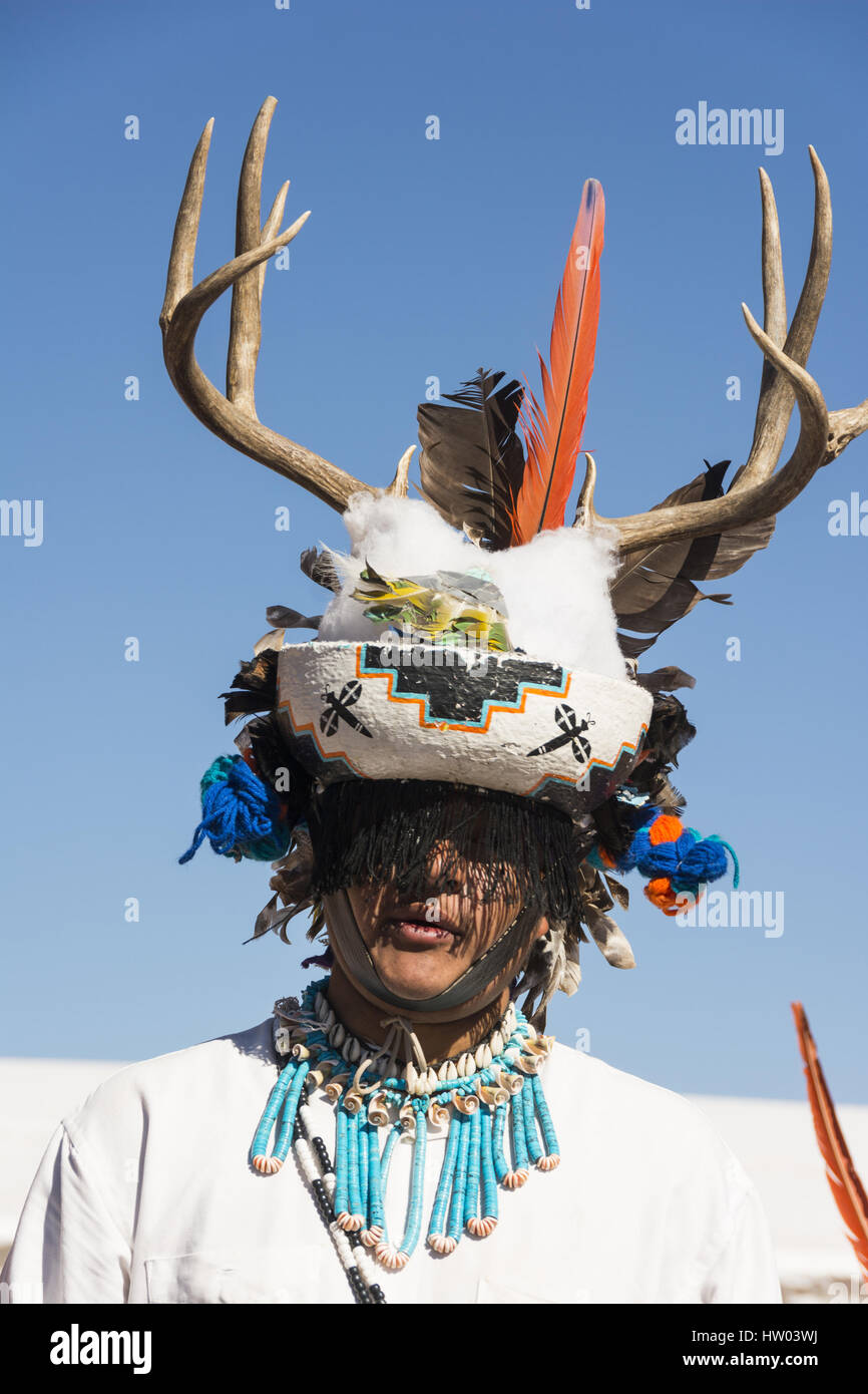 Nuovo Messico, Pueblo di Zuni, Zuni visitatore e il Centro delle Arti, Zuni ballerini in abito tradizionale, prestazioni gratis Foto Stock