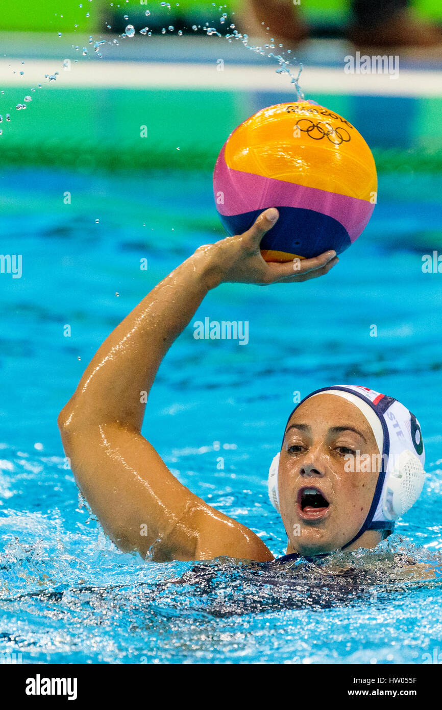 Rio de Janeiro, Brasile. 19 agosto 2016 Maggie Steffens (USA) compete in campo femminile pallanuoto medaglia d oro partita contro l'Italia al 2016 Olympic estate Foto Stock