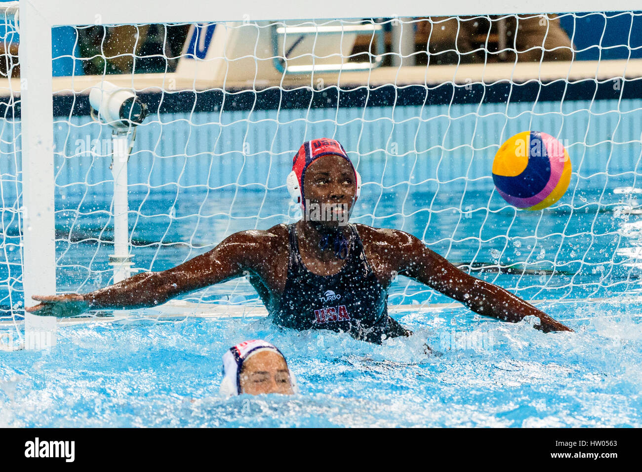 Rio de Janeiro, Brasile. 19 agosto 2016 Ashleigh Johnson (USA) compete in campo femminile pallanuoto medaglia d oro partita contro l'Italia al 2016 Olympic estate Foto Stock