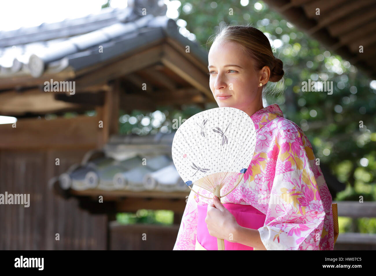La donna caucasica indossare uno yukata in casa tradizionale giapponese Foto Stock