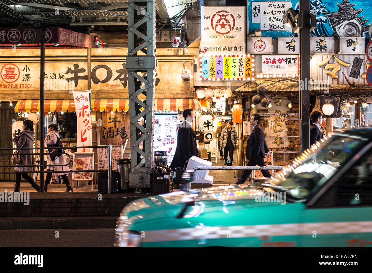 TOKYO , Giappone - 3 gennaio 2017 : Shinjuku, Tokyo, Giappone. Il 3 gennaio 2017 la vita di strada, sentieri di luce e i cartelloni in Shinjuku il Kabuki-cho di notte. Foto Stock