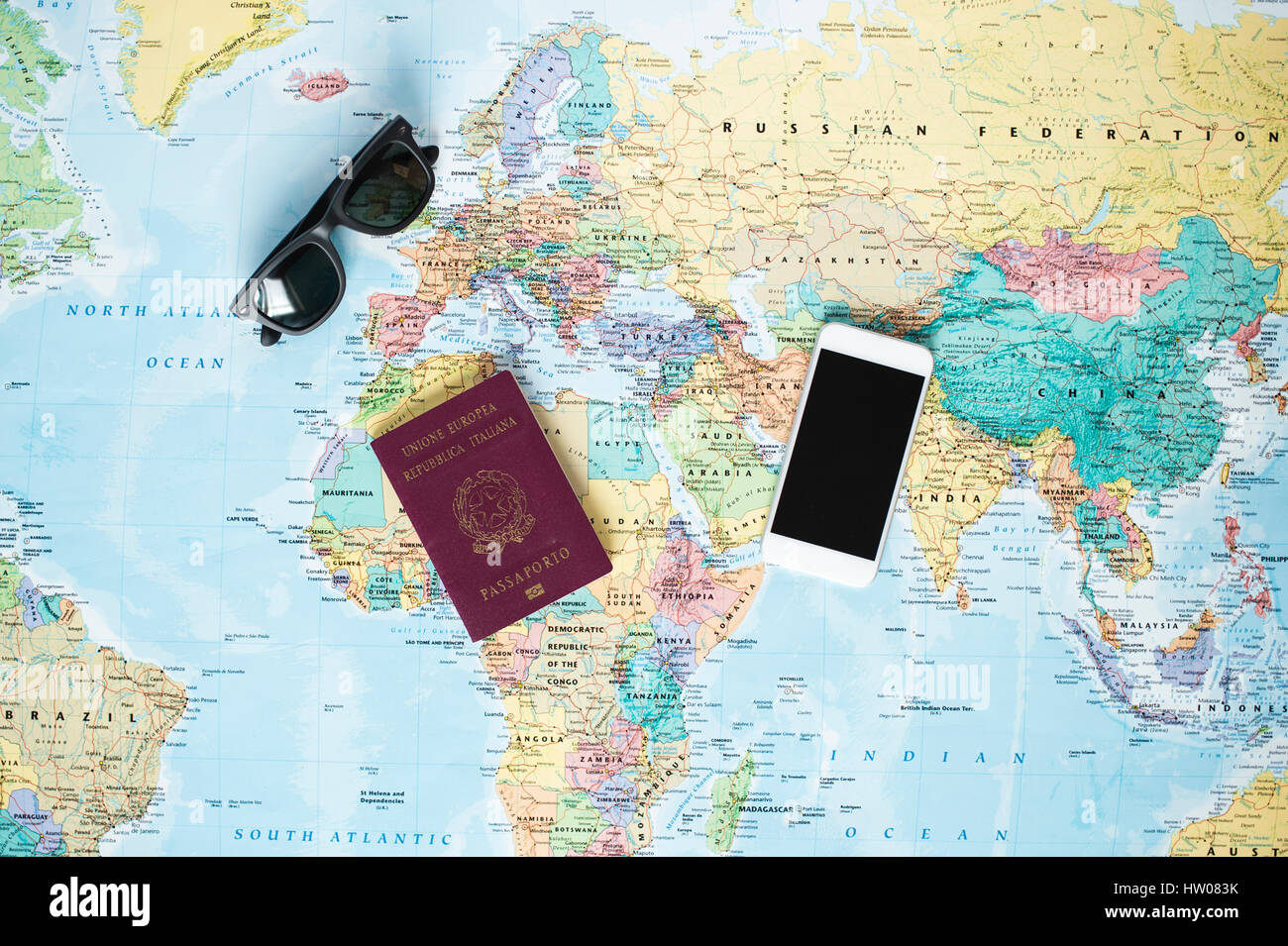 Piano di viaggio concetto e prepararsi al viaggio , Passport , denaro, telefono sulla mappa del mondo di sfondo (il fuoco selettivo) Foto Stock