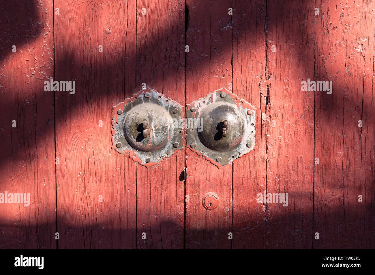 Vecchio rosso porta in legno con motivi di ombre, Pechino, Cina Foto Stock