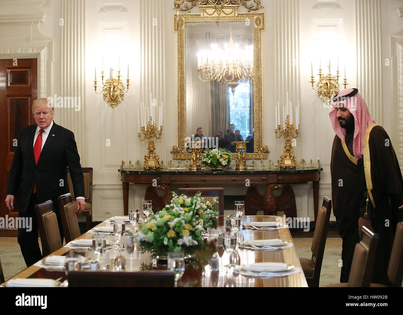 Washington, DC. Xiv Mar, 2017. Il Presidente degli Stati Uniti, Donald Trump (L) si prepara a pranzo con Mohammed Bin Salman, Vice principe ereditario e il ministro della Difesa del Regno di Arabia Saudita, nello Stato sala da pranzo della Casa Bianca, Marzo 14, 2017 a Washington, DC. Foto: Mark Wilson/consolidato/dpa/Alamy Live News Foto Stock