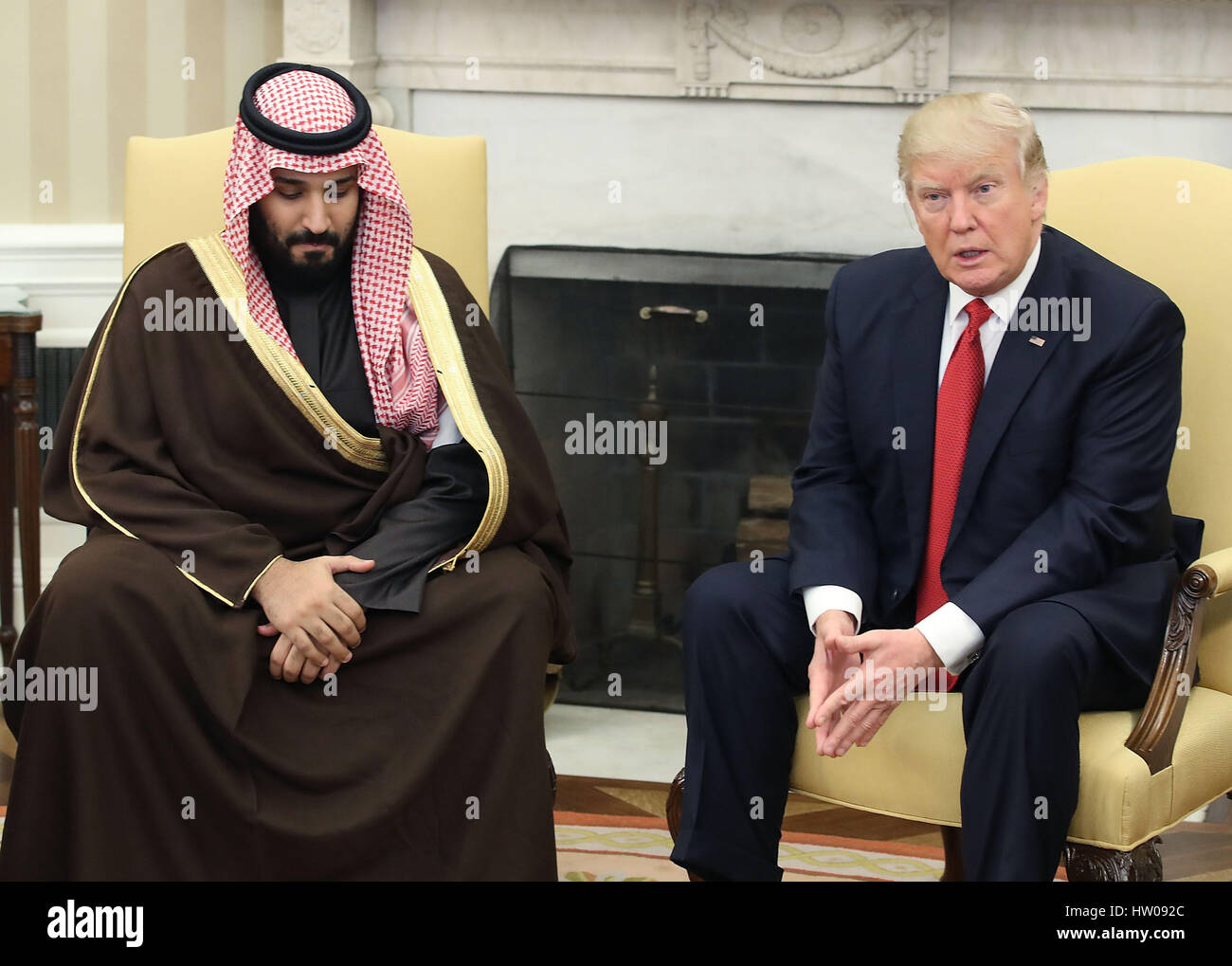 Washington, DC. Xiv Mar, 2017. Il Presidente degli Stati Uniti, Donald Trump (R) soddisfa con Mohammed Bin Salman, Vice principe ereditario e il ministro della Difesa del Regno di Arabia Saudita, all Ufficio Ovale della Casa Bianca, Marzo 14, 2017 a Washington, DC. Credito: Mark Wilson/Piscina via CNP- nessun filo SERVICE - foto: Mark Wilson/consolidato/dpa/Alamy Live News Foto Stock