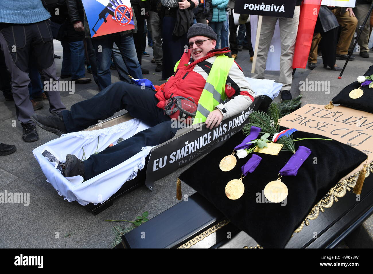 Praga, Repubblica Ceca. Il 15 marzo 2017. Una folla di circa 600 hanno protestato contro la nuova direttiva UE di introdurre norme più severe per la legali detentori di armi da fuoco nel centro di Praga, oggi, Mercoledì, 15 marzo 2017, e nei loro discorsi, i manifestanti hanno criticato i deputati che lo passò, difendendo la legislazione ceca. Dopo di loro i partecipanti figurano su un marzo all'ufficio di rappresentanza della Commissione europea nella Repubblica Ceca. Hanno realizzato una bara piena di medaglie olimpiche dalle riprese di discipline ci. Credito: CTK/Alamy Live News Foto Stock