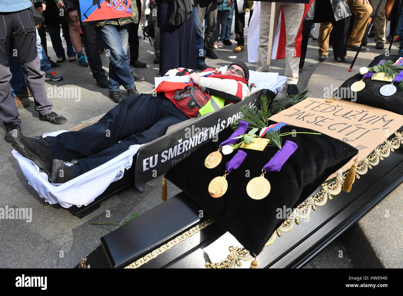 Praga, Repubblica Ceca. Il 15 marzo 2017. Una folla di circa 600 hanno protestato contro la nuova direttiva UE di introdurre norme più severe per la legali detentori di armi da fuoco nel centro di Praga, oggi, Mercoledì, 15 marzo 2017, e nei loro discorsi, i manifestanti hanno criticato i deputati che lo passò, difendendo la legislazione ceca. Dopo di loro i partecipanti figurano su un marzo all'ufficio di rappresentanza della Commissione europea nella Repubblica Ceca. Hanno realizzato una bara piena di medaglie olimpiche dalle riprese di discipline ci. Credito: CTK/Alamy Live News Foto Stock