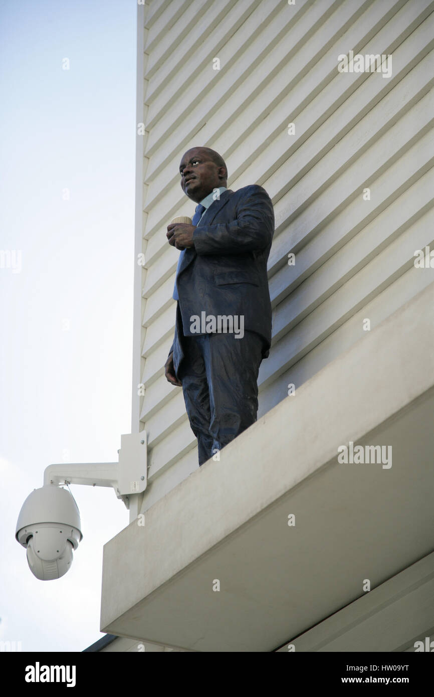 Colchester, Essex REGNO UNITO. Il 15 marzo 2017. Due nuove sculture da Sean Henry sono svelata al di fuori Fenwick in Colchester, Essex. Credito: David Johnson/Alamy Live News Foto Stock