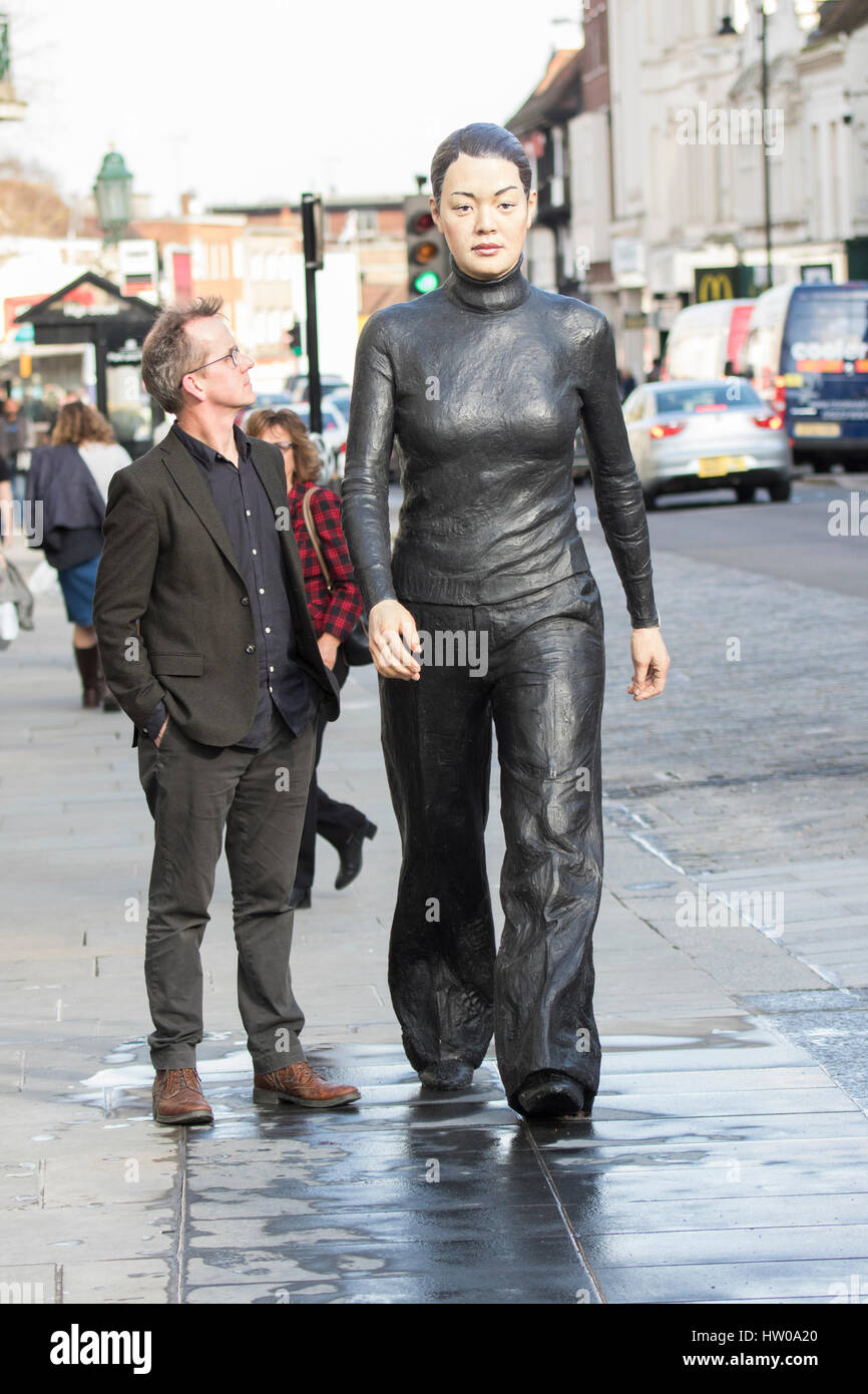 Colchester, Essex REGNO UNITO. Il 15 marzo 2017. Due nuove sculture da Sean Henry sono svelata al di fuori Fenwick in Colchester, Essex. Credito: David Johnson/Alamy Live News Foto Stock