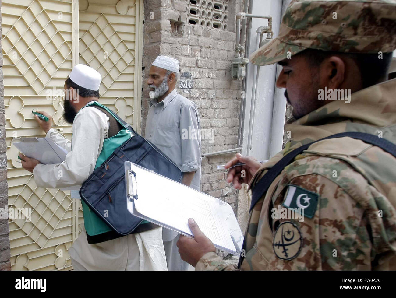 A Peshawar, Pakistan. Xv Mar, 2017. Pak-Army soldati sono scortare i funzionari di censimento come paese ha lanciato la prima fase della sesta sede nazionale e il censimento della popolazione dopo 19 anni, nella città di Peshawar Mercoledì, 15 marzo 2017. La prima fase del processo di censimento sarà completato in 63 distretti del paese tra cui 16 nel Punjab, otto nella provincia di Sindh, sette di Khyber Pakhtunkhwa, 7 agenzie di fata, 15 distretti in Balochistan, e cinque ciascuno in Azad Kashmir e Gilgit- Baltistan. Foto Stock