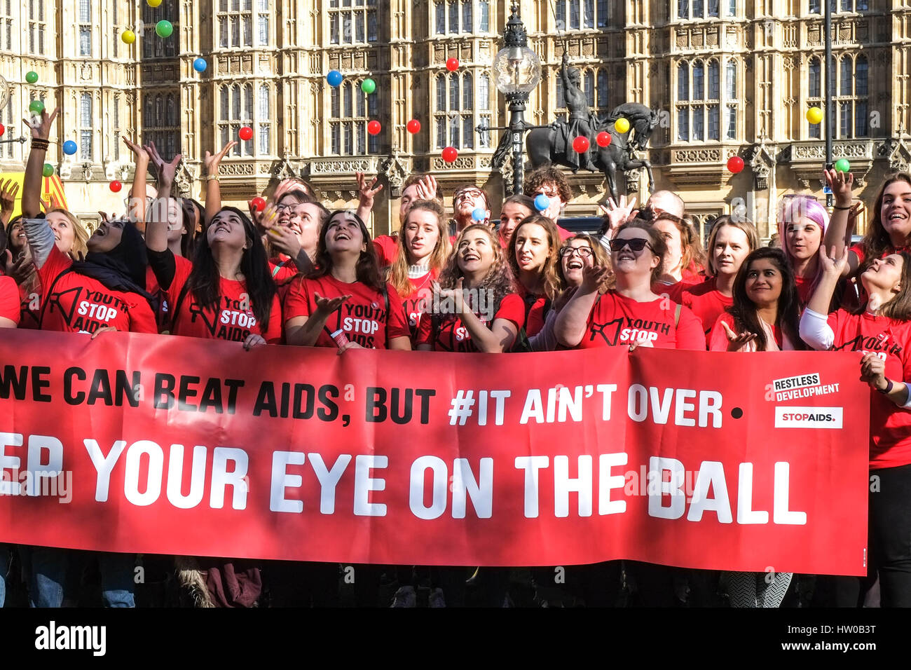 Londra, Regno Unito. Il 15 marzo, 2017. Gruppo campagna Gioventù Stop AIDS protestare fuori il Parlamento invita il governo britannico a continuare a contribuire il 5 per cento al Fondo Globale per la fine dell'AIDS. Credito: claire doherty/Alamy Live News Foto Stock