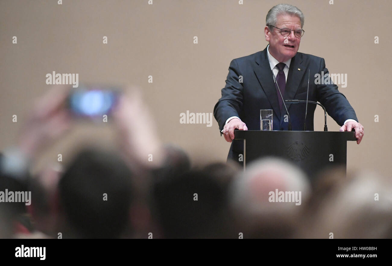 Stralsund, Germania. Xv Mar, 2017. Il Presidente tedesco Joachim Gauck parlando sul palco in municipio a Stralsund, Germania, 15 marzo 2017. Gauck di viaggio per la regione nord est della Germania si round up questa sera con un ricevimento civile in Stralsund town hall. Foto: Stefan Sauer/dpa-Zentralbild/dpa/Alamy Live News Foto Stock
