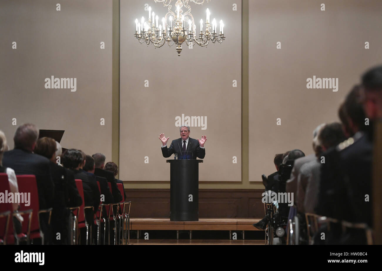 Stralsund, Germania. Xv Mar, 2017. Il Presidente tedesco Joachim Gauck parlando sul palco in municipio a Stralsund, Germania, 15 marzo 2017. Gauck di viaggio per la regione nord est della Germania si round up questa sera con un ricevimento civile in Stralsund town hall. Foto: Stefan Sauer/dpa-Zentralbild/dpa/Alamy Live News Foto Stock