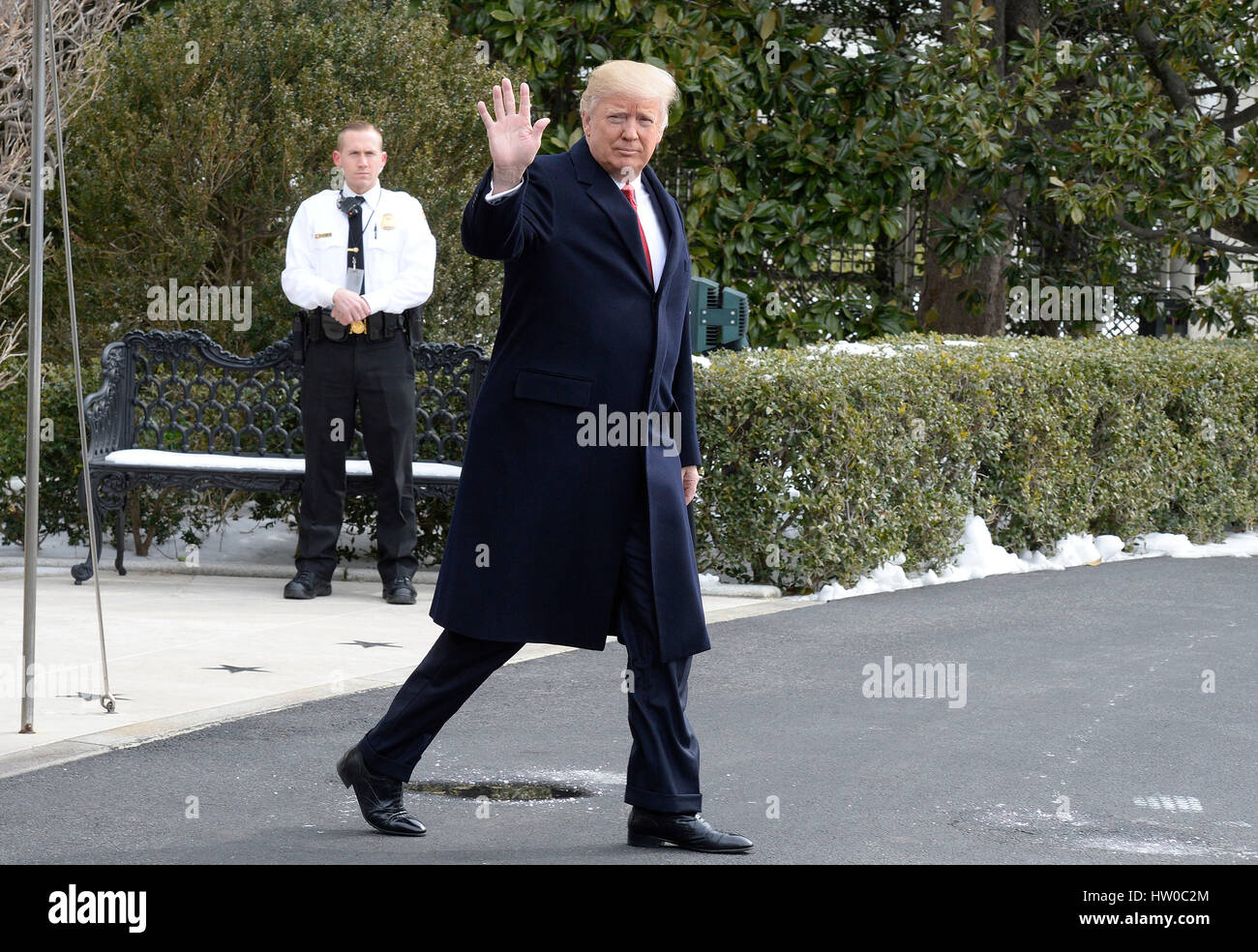 Washington DC, USA, 15 marzo 2017 il presidente degli Stati Uniti, Donald Trump J passeggiate sulla South Lawn della Casa Bianca verso Marine uno come lui si diparte la Casa Bianca su Marzo 15, 2017 a Washington, DC Il presidente partecipa agli eventi nel Michigan e tenne Foto Stock